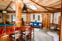 A cozy, romantic cabin perfect for couples.Pets are always welcome, owners too!