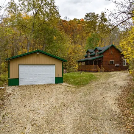 Maplewood Cabin: Secluded Romance with Private Hot Tub while Star Gazing.