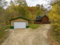 Maplewood Cabin: Secluded Romance with Private Hot Tub while Star Gazing.