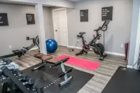 Large Luxury Family Home Near Five Colleges. The TOP short term rental in area! - Fitnessstudio