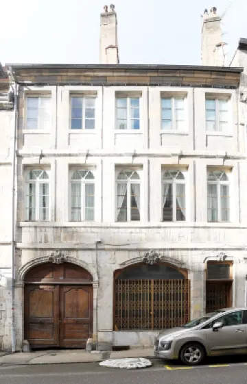 Cozy N'est house on historic courtyard-garden, close to station and city center