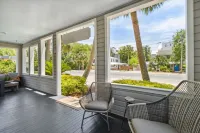 Stanton Apt C / Historic retreat 1 block to beach