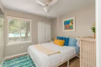 Beautiful 2 bd condo in Tropical Oasis-Steps to beach/Coligny & Celebration Park