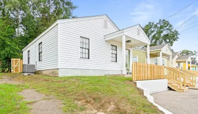 Cozy Cottage near Downtown Laurel! Hotel dekat Agape Church