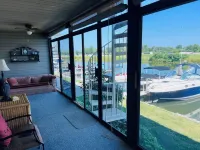 Cozy ranch condo on the shores of Lake Erie!