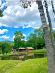 Charming chalet with 5 bedrooms and WiFi, fitness room in peaceful Roxbury