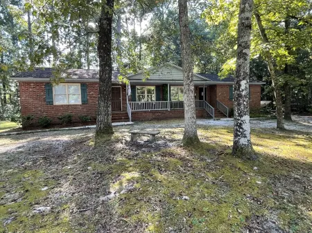 Boardwalk Beach Bungalow!10 minutes to Wrightsville Beach. Minutes to downtown. Отели рядом с достопримечательностью «Университет Северная Каролина в Уилмингтон»