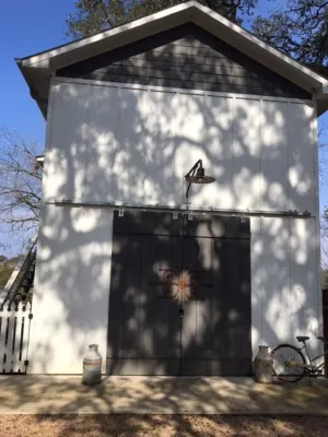 Cozy and comfortable one bedroom with kitchen and with pasture view.