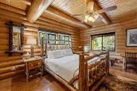 5Bd Verde Riverfront Cabin w/ Hot Tub, Pizza Oven, Game Room, Bar & EV Charger