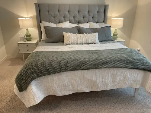 Gorgeous, clean, new build, walking distance to Stadium, Westgate + Outlet Mall!