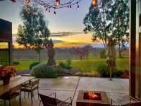 Modernist Compound With Expansive Views Overlooking Bellflower Vineyards Hotel in zona Aeroporto della Contea di Sonoma-Charles M. Schulz