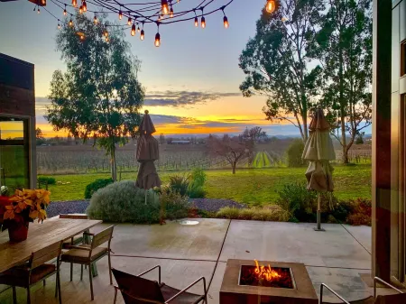 Modernist Compound With Expansive Views Overlooking Bellflower Vineyards Отели рядом с Аэропорт Чарльз М. Шульц