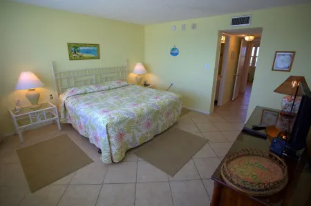 Ocean Front Complex - Top Floor Unit! Can't Get Any Closer To The Ocean! Отели в г. Сателлит Бич