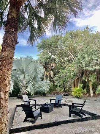 Island Paradise: Steps to Private Gulf Beaches, Pools, Hot Tub & Golf Cart ALL