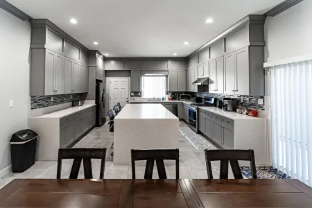 New 2022 5-Bedrooms w/9 Queen Beds Near Disneyland