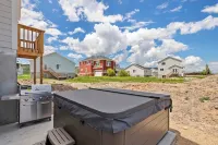 Beacon Point W/Private Hot Tub Sleeps 18 + Arcade and Ideal Beach Access!
