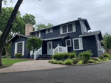 Hot Tub & Private Lake Modern Country Oasis in Heart of City Отели рядом с достопримечательностью «Herman Marshall Whiskey»