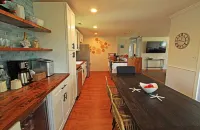Clean and inviting Canal Front Cottage Hotel dekat Waterfront Boardwalk