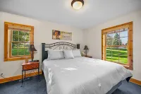 Ski & Golf Spacious Log Cabin in Otsego Resort