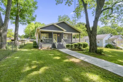 Downtown Atlanta - 4 Bedroom - Pets - Parking - 9 Guests Hotels near CreekStone Academy 2465 Memorial Dr SE Atlanta GA 30317