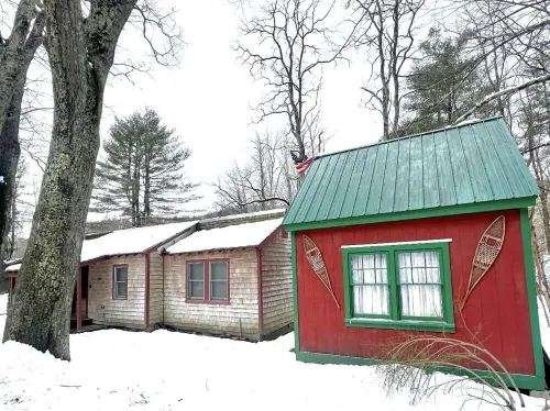 Charming & Cozy River Front Cabin- Close to ski mountains. Ski,Fish,Swim & Hike!