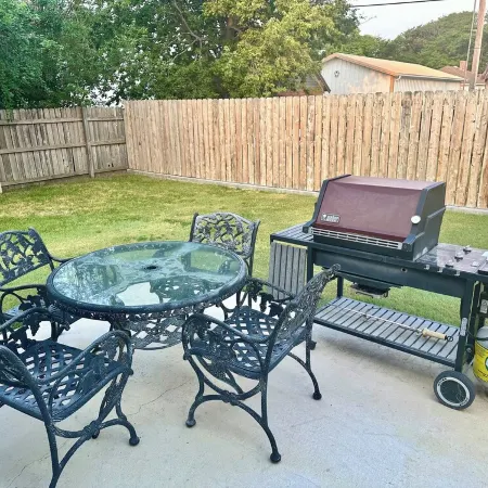 Cheerful 3-bedroom home w/free parking on premises