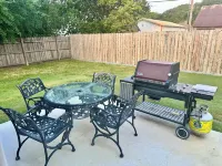 Cheerful 3-bedroom home w/free parking on premises
