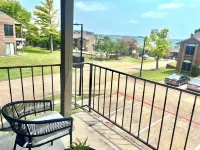 Cozy lake front property with a nice water view & minutes to the harbor resort.