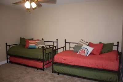 Blue Stone #1 1 mile from HWY 75. 15 minutes from the ARK Encounter Hotels near Dalton Plaza