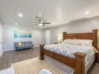 Relaxing Oasis! 5 bedroom 3 bath with Pool Painting with a Twist 주변 호텔