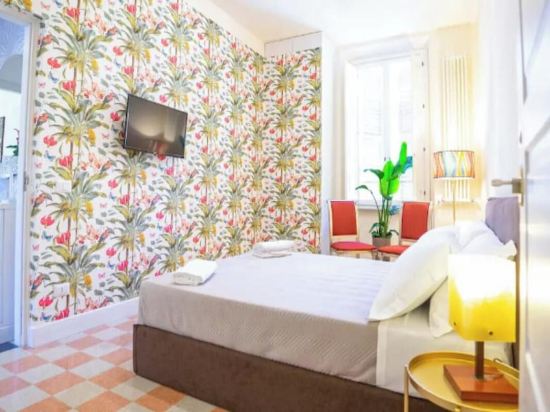 Stylish 4-Bedroom Apartment with Vintage Charm