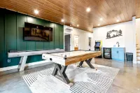 New Mtn View Cabin with Hot Tub and Games