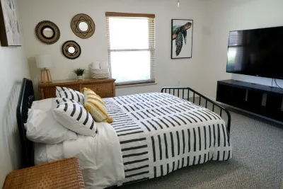 Private Pool Home  4 bd 3 ba with 2 King Master Suites Sleep 10 near AMI and IMG