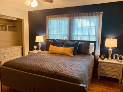Charming Downtown Cottage Hotels near Hyland Golf Club