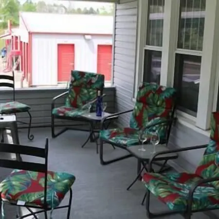 3 Bedroom, 2 Bath, Hike to Downtown, Porch, Free Wi-Fi, Wash/Dryer, and Parking Отели в г. Атенс
