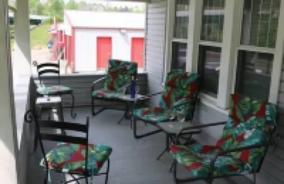3 Bedroom, 2 Bath, Hike to Downtown, Porch, Free Wi-Fi, Wash/Dryer, and Parking