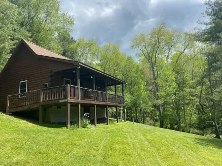 Mountain Song Log Cabin /Starlink Wifi, Trout Stream🐟, Near I-77 & BR Parkway🌄 Отели в г. Фанси Гэп