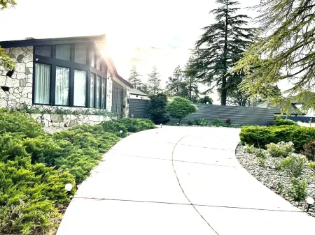 Four king size bedrooms with 5 bathrooms and a pool with a view of Mt. Shasta