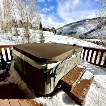 Luxe Vail! 5 Minutes to Town. Dual Primary - Hot Tub - Free Ski Bus! Sleeps 10