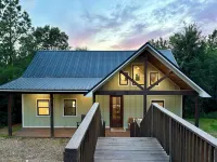 New Luxury Cabin/Hot Tub/Fire Pit/Corn Hole/Games/Indoor & Outdoor Fireplaces