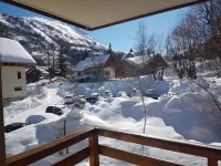 Comfortable "5 people" near the piste and ski school. Free underground parking Hotels in Valloire
