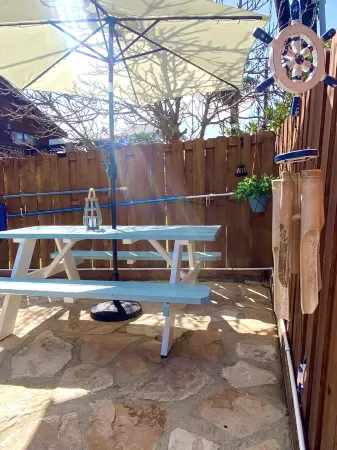 BRIGHT BEACH BUNGALOW New with Heated Pool! Отели рядом с достопримечательностью «Sea Turtle, Inc.»