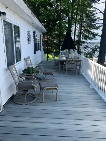 Spacious Four Season Lakeside Retreat