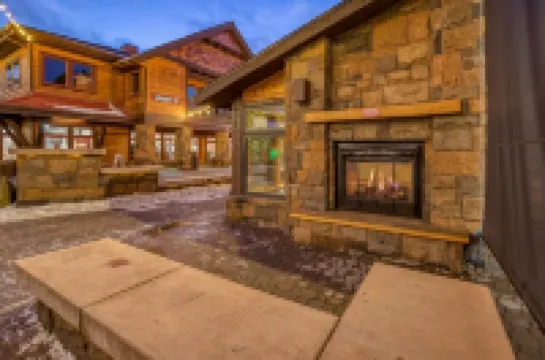 Fremont Crossing home steps to Village and SHARC.  Sharc Passes, New Hot Tub