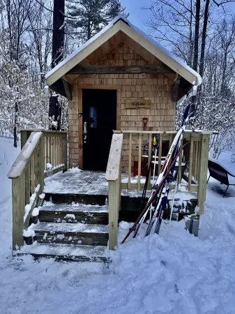 Tiny House with Private Hot Tub on 100 Acres Отели в г. Виндзор