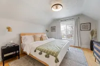 Modern Comfort Walk to Zoo & Lauritzen Gardens, King Bed, Sauna, Kids wagon