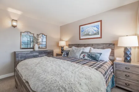 Awesome Mammoth Condo in Ideal Location near Slopes & Adventure
