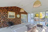 Dwntown Westfield Gem: Sleeps 17 with 6-Car Parking