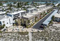 Beach Front View 2 Bed, 2 Bath, Condo with AC & WiFi in Fabulous Venice!