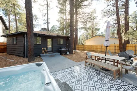 Cheerful two bedroom cottage with hot tub.